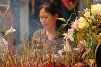 Ofrendas en el Templo del Pilar Único en Hanoi: Vietnam, Camboya
